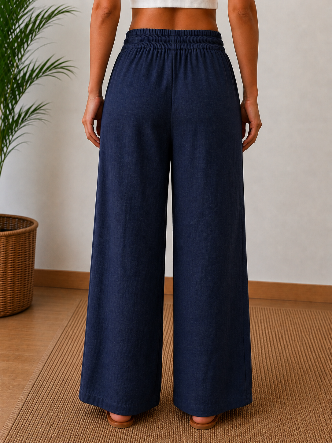Pantalone palazzo in lino dark blue - gamba larga alta vita - vista posteriore indossato da modella - Made in Italy - Frarò