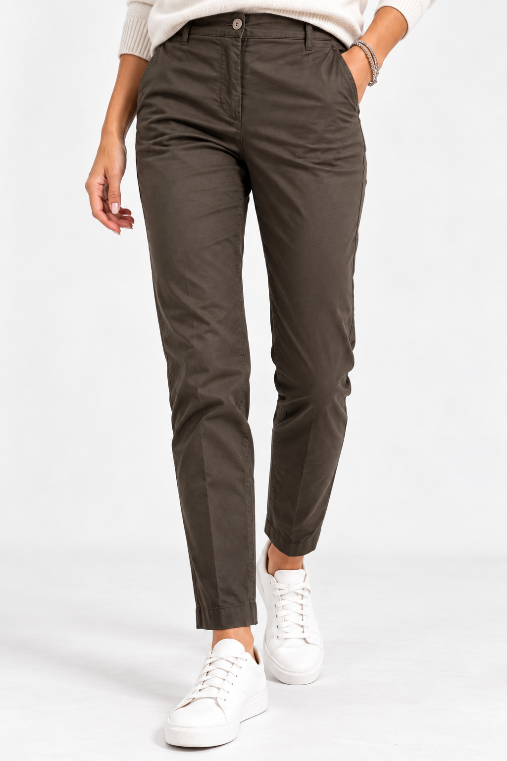 Pantalone donna Any color cioccolato indossato, vista frontale con vita media e gamba a sigaretta