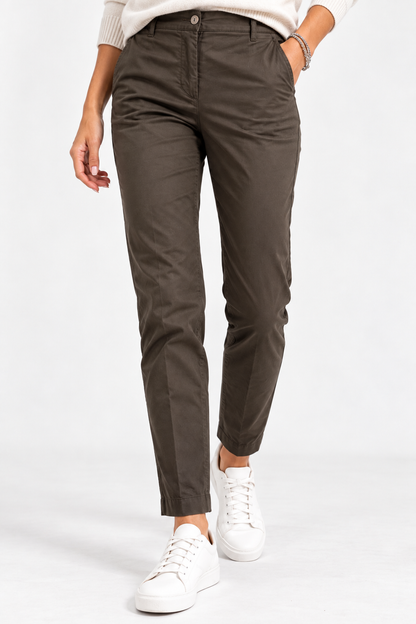 Pantalone donna Any color cioccolato indossato, vista frontale con vita media e gamba a sigaretta