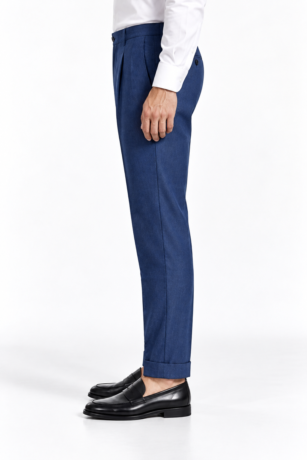 Pantalone uomo sartoriale 748 Moro blu, indossato, vista laterale con fondo a risvolto