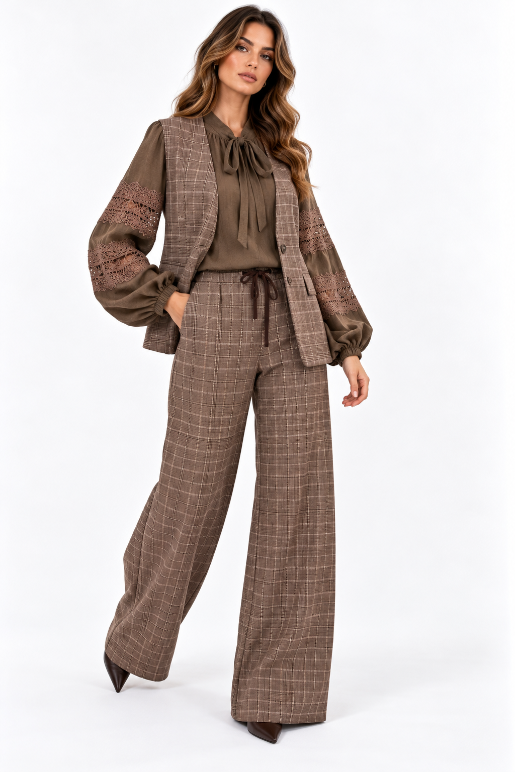 Camicia donna 144 marrone abbinata a gilet e pantaloni a quadri, look indossato a figura intera.