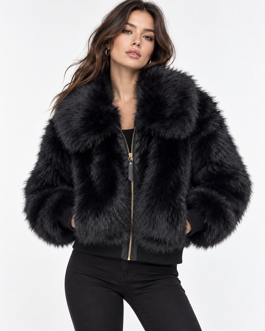 Giubbotto donna in eco pelliccia nera, Animalo Tiffosi indossato, vista frontale con ampio collo e zip dorata.