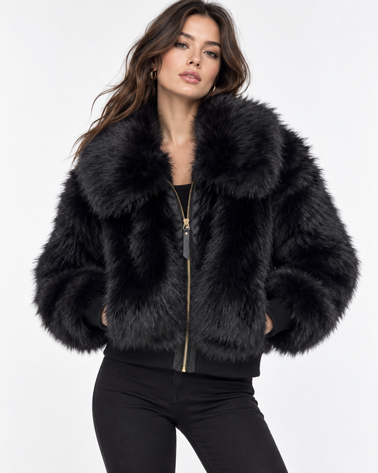 Giubbotto donna in eco pelliccia nera, Animalo Tiffosi indossato, vista frontale con ampio collo e zip dorata.