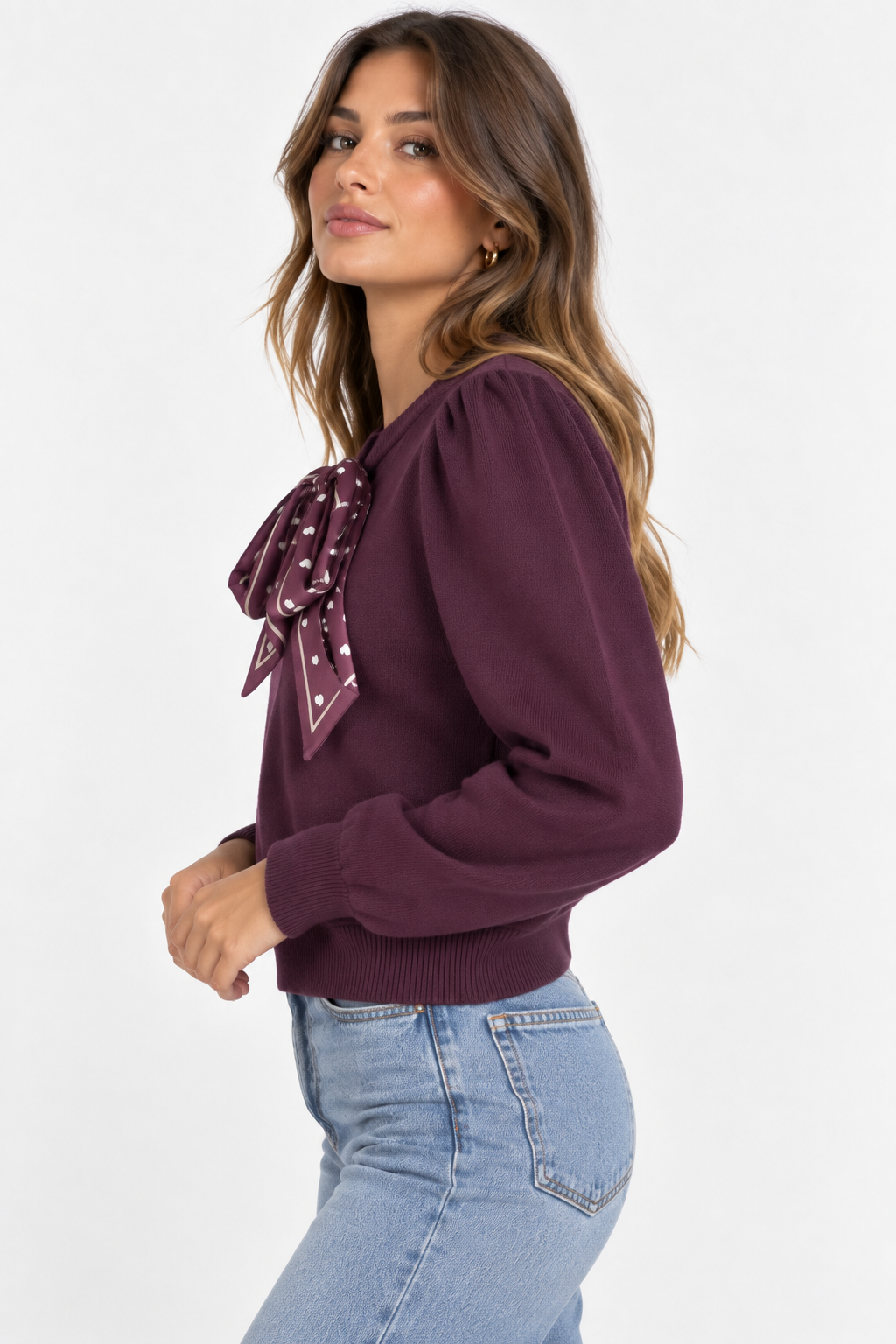 Maglia donna 894 bordeaux vista di profilo, con foulard annodato sul davanti, spalle arricciate e manica lunga con polsino.