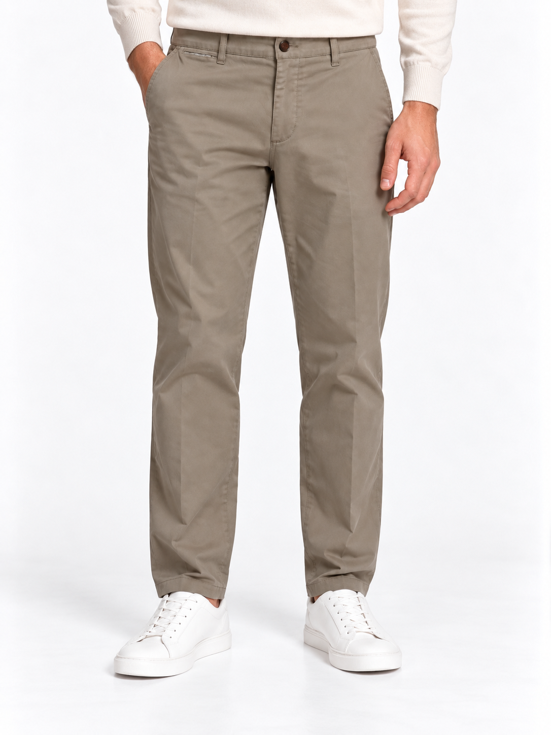 Pantalone uomo invernale Moro 705 color fango, indossato frontalmente, con passanti in vita e tasche all'americana.