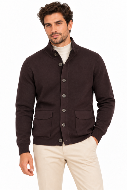 Cardigan uomo Moro 500 color cioccolato indossato frontalmente, con bottoni, tasche applicate e fondo a costine.

