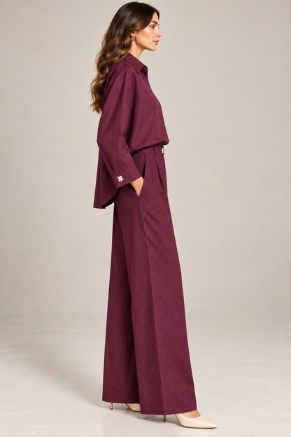 Vista laterale del completo donna Pelota bordeaux con camicia morbida e pantalone a gamba larga