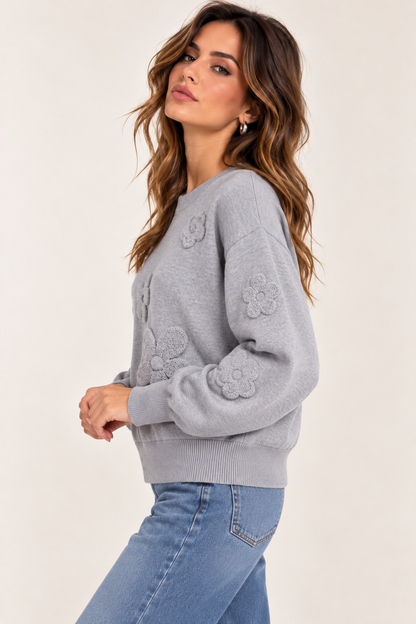 Maglia donna 622 Bluoltre grigia, indossata, vista laterale con fiori in rilievo sulle maniche