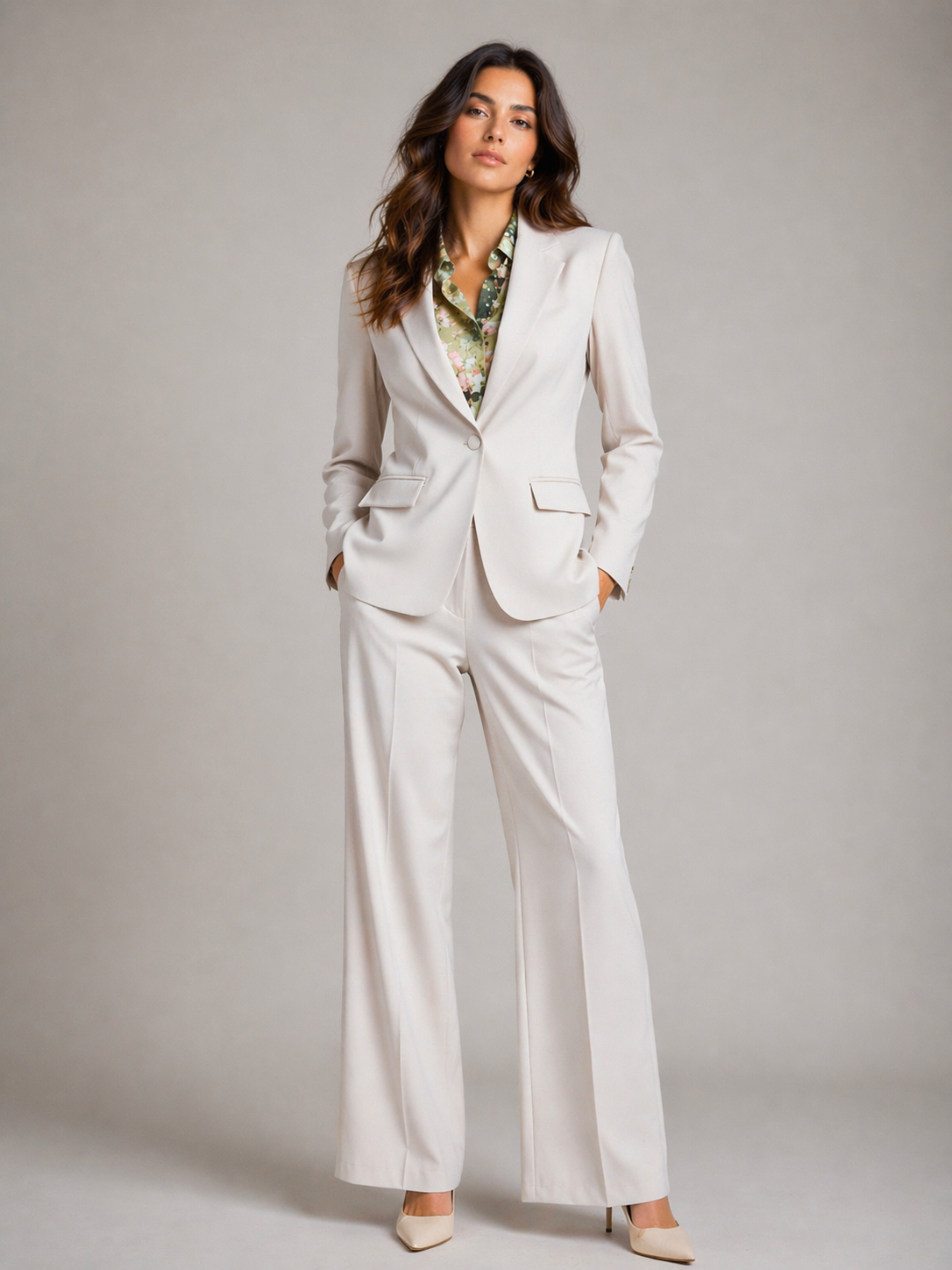 Tailleur donna 594 Burro vista frontale completa, indossato da modella.