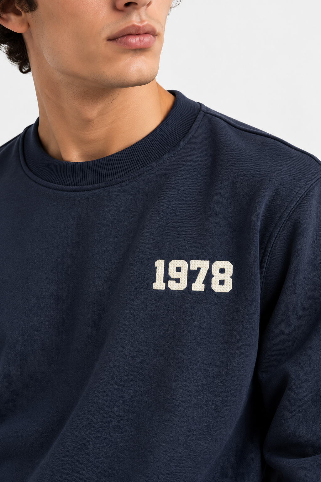 Dettaglio della felpa uomo Filipe Tiffosi blu navy con collo girocollo a coste e ricamo bianco “1978” sul petto.