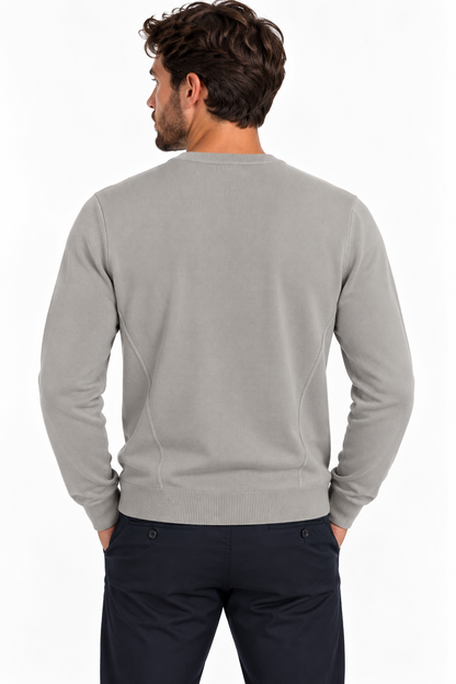 Maglione uomo Enzo Tiffosi grigio visto sul retro, con maniche lunghe, fondo e polsi a coste e cuciture laterali sagomate