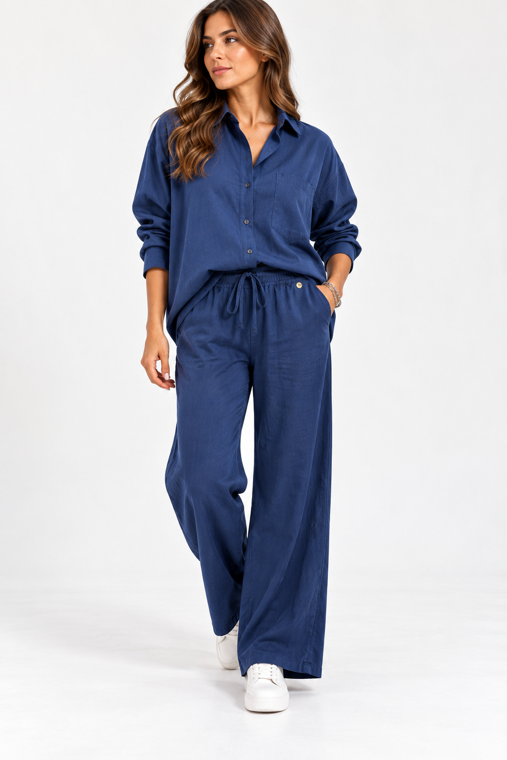 Completo donna 136 Erica Bellucci bluette effetto daino, vista frontale indossata con camicia e pantalone wide leg