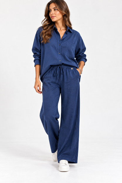 Completo donna 136 Erica Bellucci bluette effetto daino, vista frontale indossata con camicia e pantalone wide leg