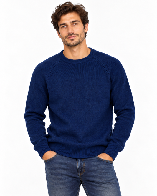 Maglione uomo girocollo blu con maniche raglan e bordi a costine, vista frontale indossata.