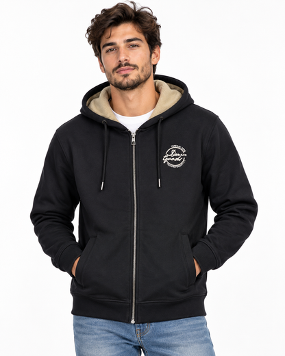 Felpa uomo Gray Tiffosi nera indossata, vista frontale con zip, logo sul petto e interno cappuccio beige
