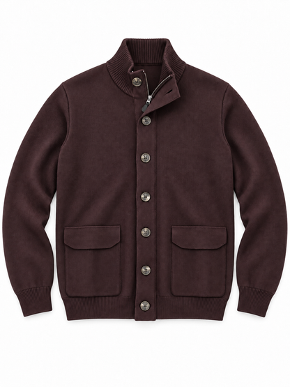 Cardigan uomo Moro 500 cioccolato, vista frontale con zip, bottoni, tasche con pattina e bordi a costine.
