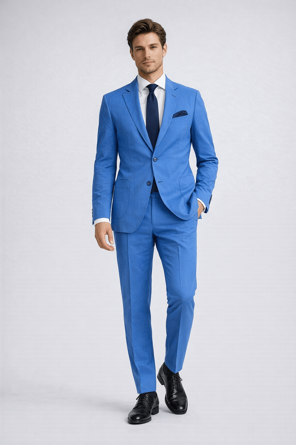 "Abito uomo sartoriale in lino e TENCEL™ azzurro — giacca monopetto e pantalone Made in Italy, vista frontale"
