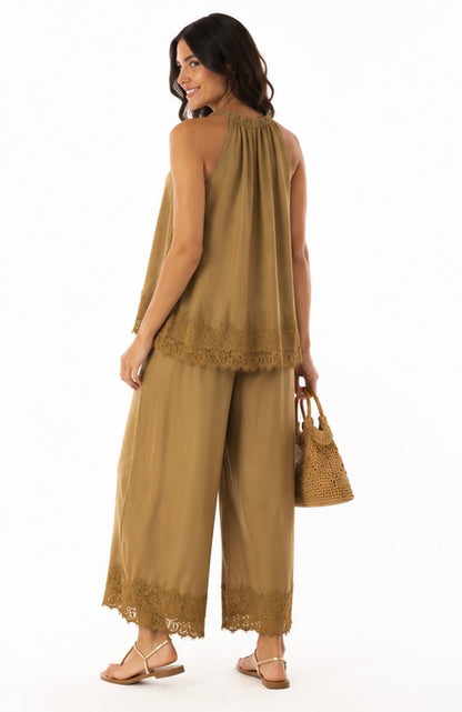 Completo donna Fly Out camel - vista posteriore - pantalone palazzo vita alta con pizzo - abbigliamento donna elegante Frarò
