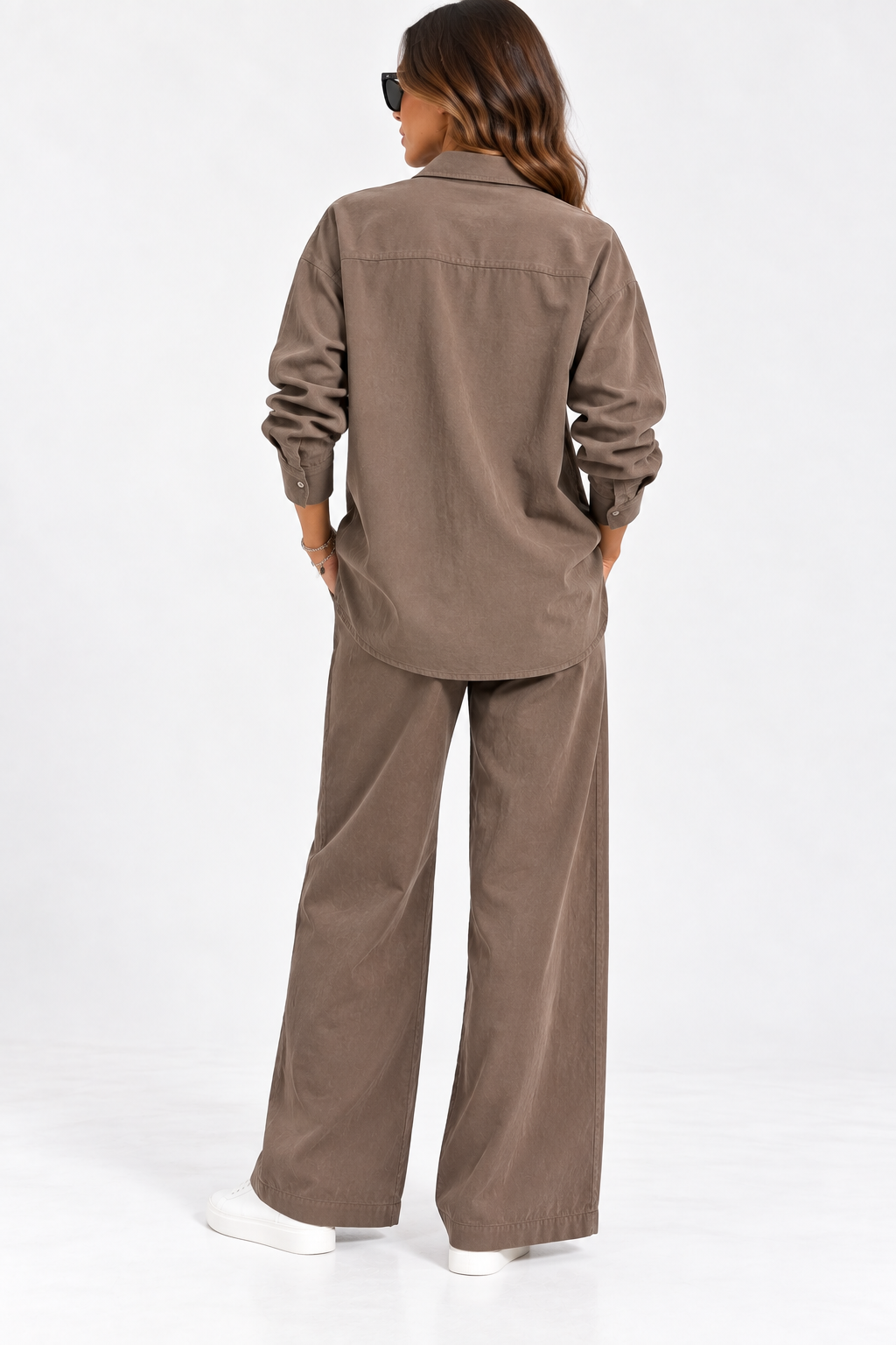 Completo donna 136 camel effetto daino, vista posteriore della camicia oversize e del pantalone a gamba larga