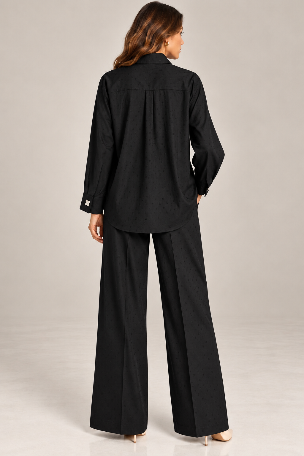 Vista posteriore del completo donna Pelota nero con camicia lunga e pantalone ampio a palazzo