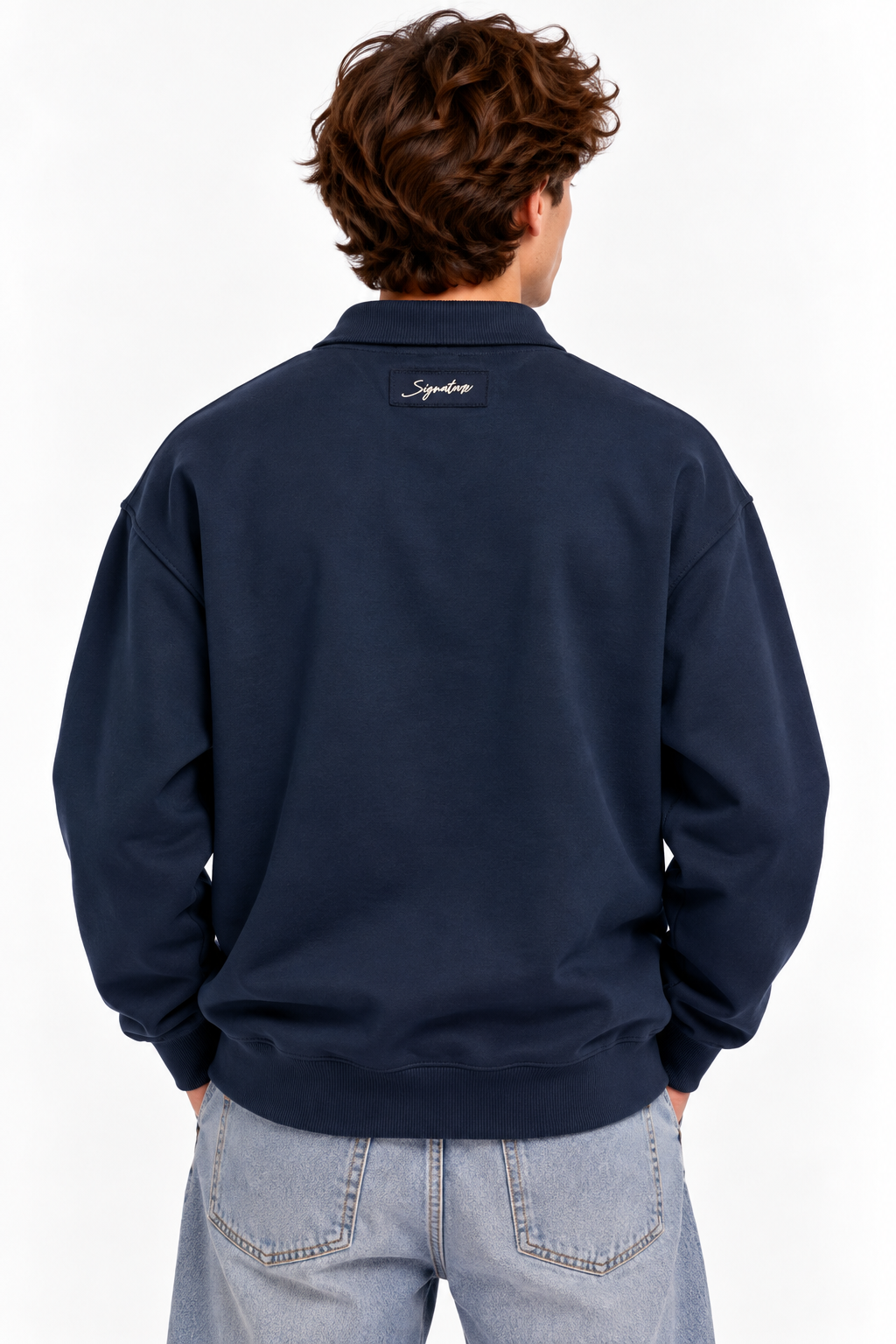 Polo uomo Valencia blu scuro indossata, vista posteriore con etichetta sotto il colletto e orlo a costina.