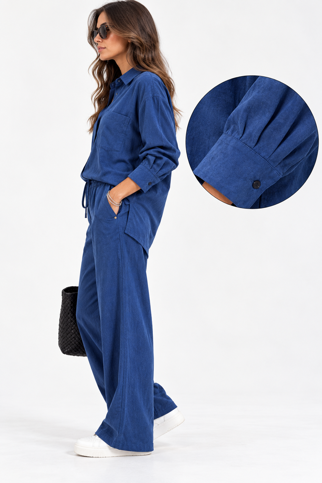 Completo donna 136 bluette indossato di lato, con dettaglio del polsino e delle pieghe della manica