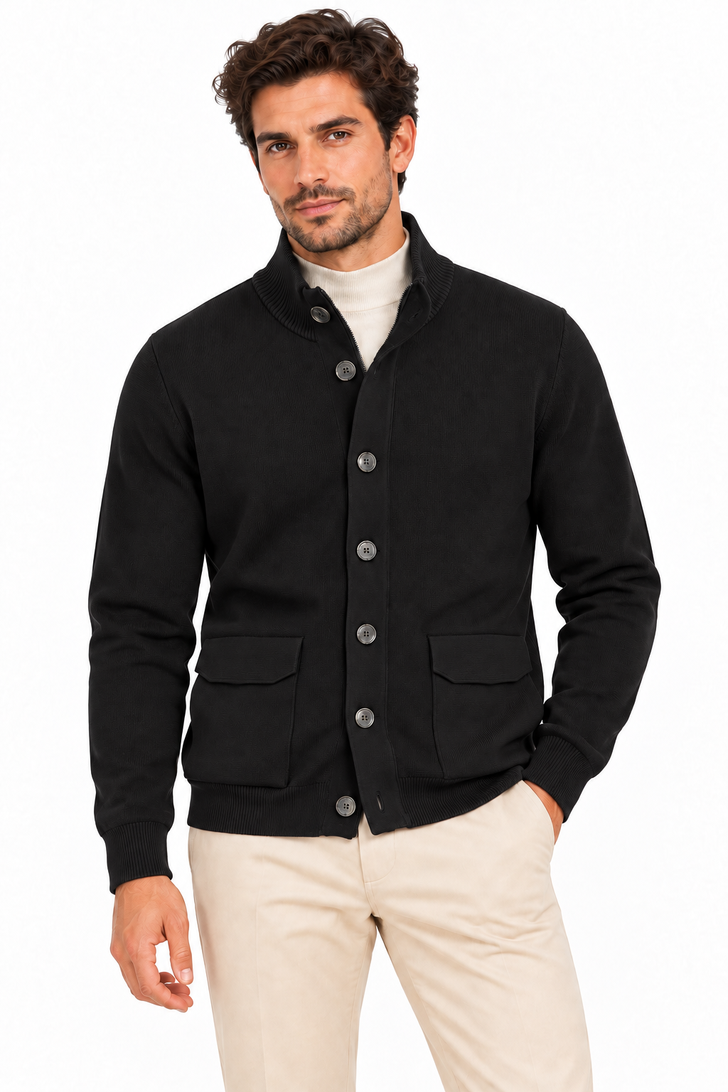 Cardigan uomo Moro 500 nero indossato frontalmente, con collo coreano, bottoni e due tasche anteriori.
