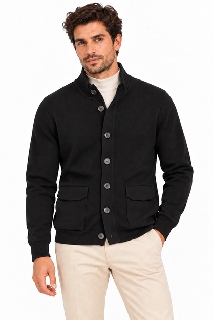 Cardigan uomo Moro 500 nero indossato frontalmente, con collo coreano, bottoni e due tasche anteriori.
