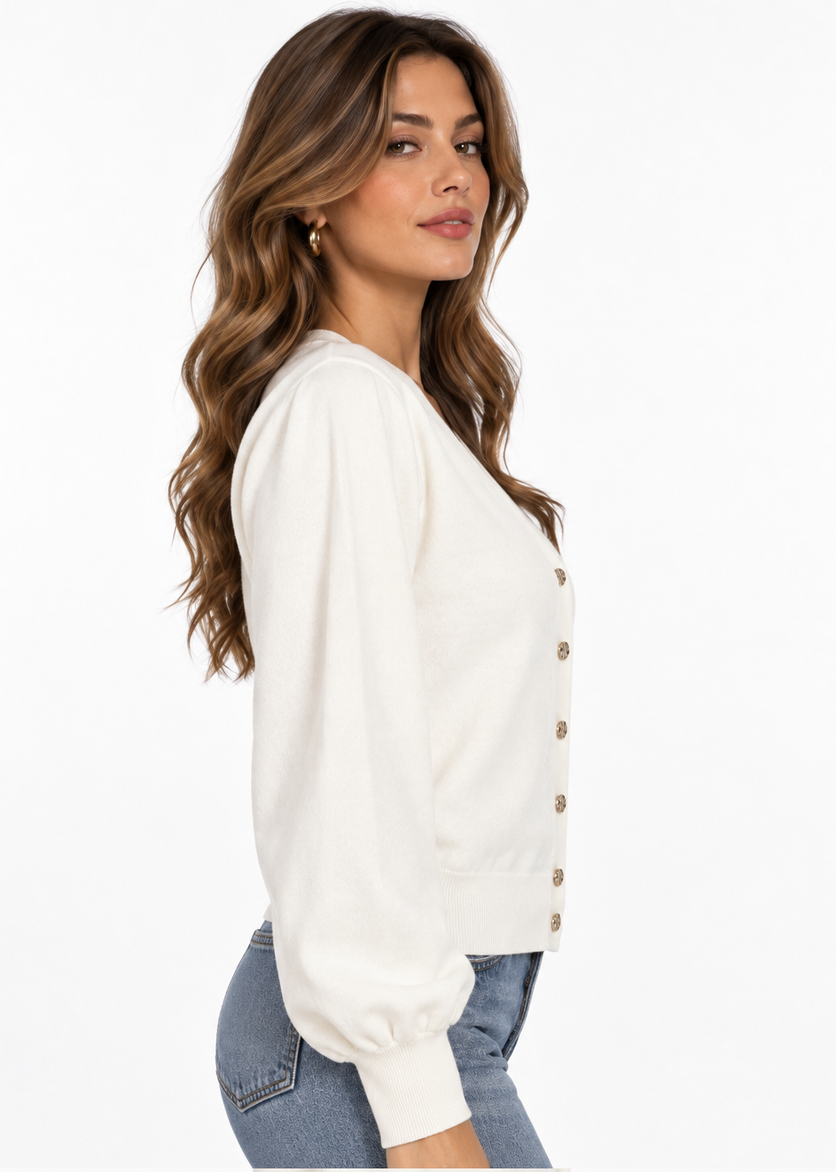 Cardigan donna 301 bianco visto di profilo, con scollo a V, chiusura con bottoni gioiello dorati e manica lunga voluminosa.