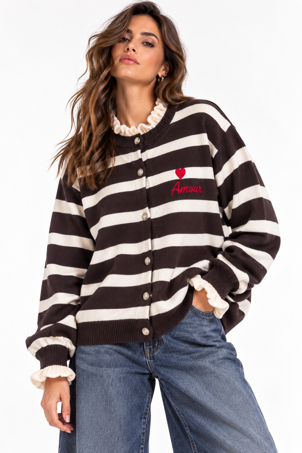 Cardigan donna 730 cioccolato a righe chiare indossato, con vestibilità oversize e ricamo rosso Amour.