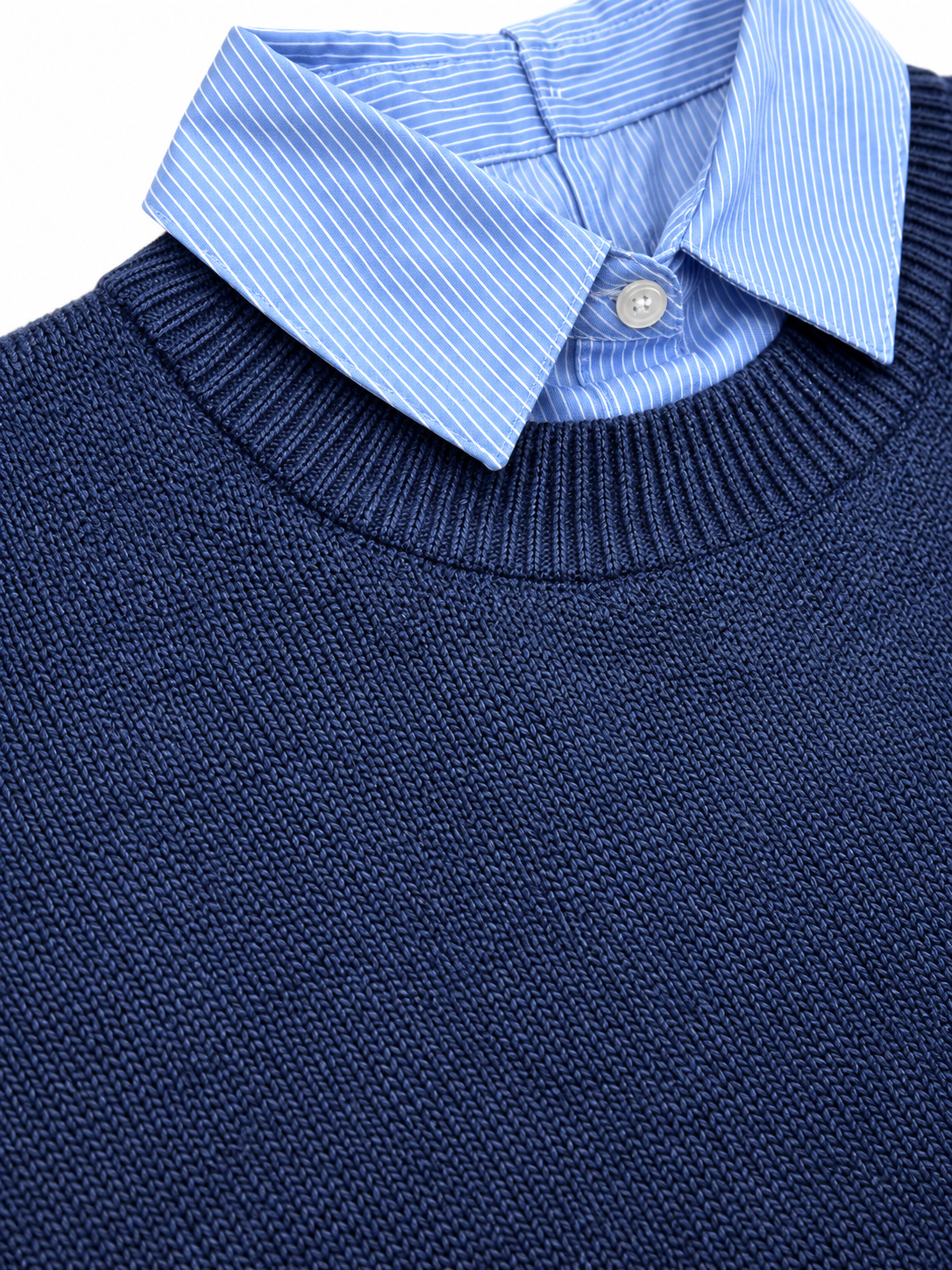 Dettaglio del girocollo a coste del maglione donna Mixed blu e del colletto camicia a righe azzurre