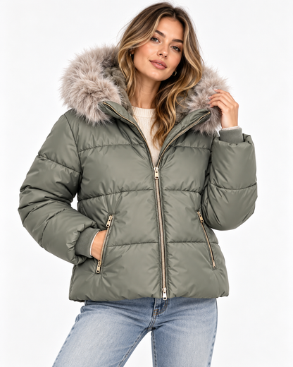 Giubbotto donna Cora  verde salvia indossato, vista frontale con cappuccio e tasche con zip.