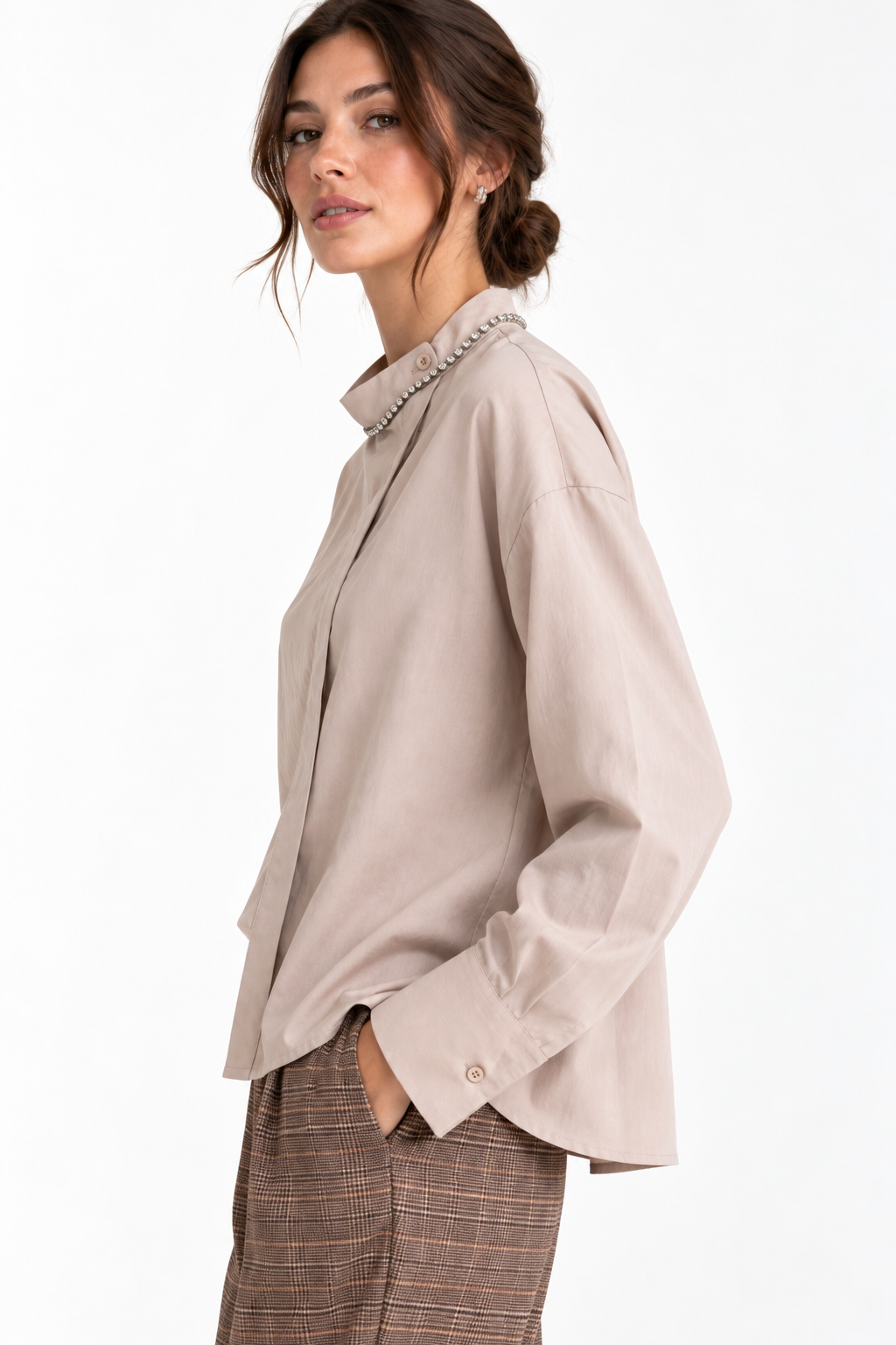 Camicia donna 140 indossata, vista laterale con spalla scesa e polsino ampio abbottonato.