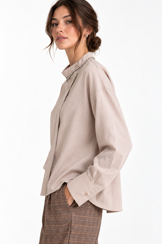 Camicia donna 140 indossata, vista laterale con spalla scesa e polsino ampio abbottonato.