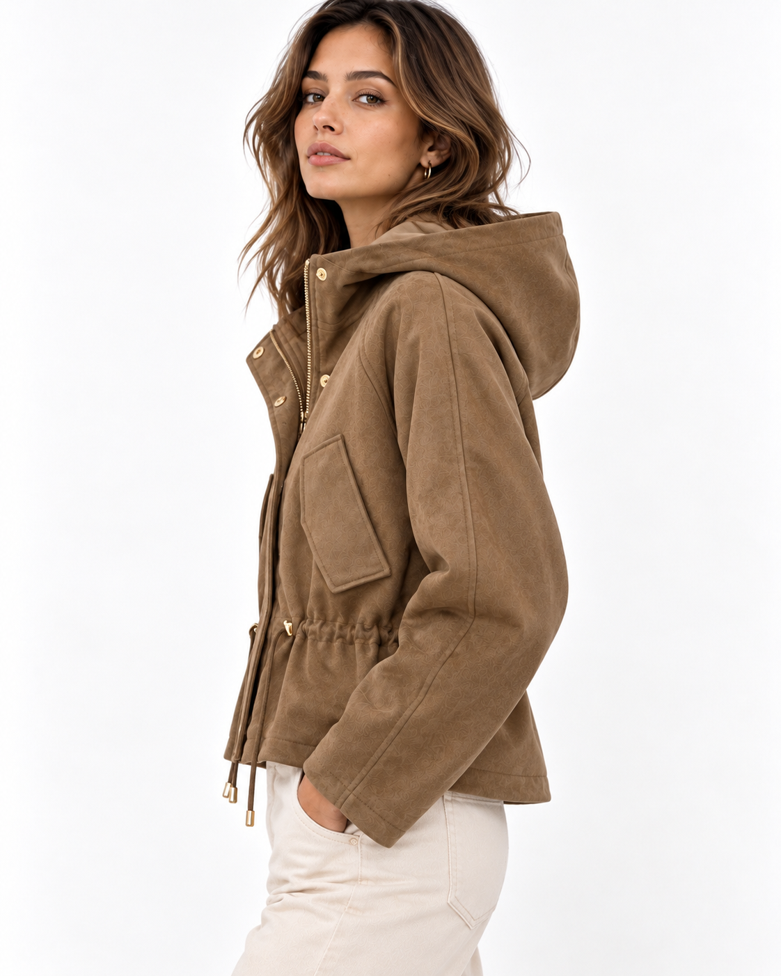 Giubbino Charlotte Tiffosi camel indossato di lato, con cappuccio e tasca con patta.
