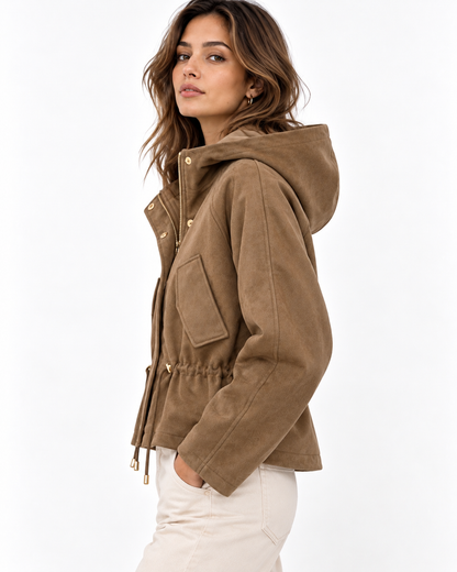 Giubbino Charlotte Tiffosi camel indossato di lato, con cappuccio e tasca con patta.