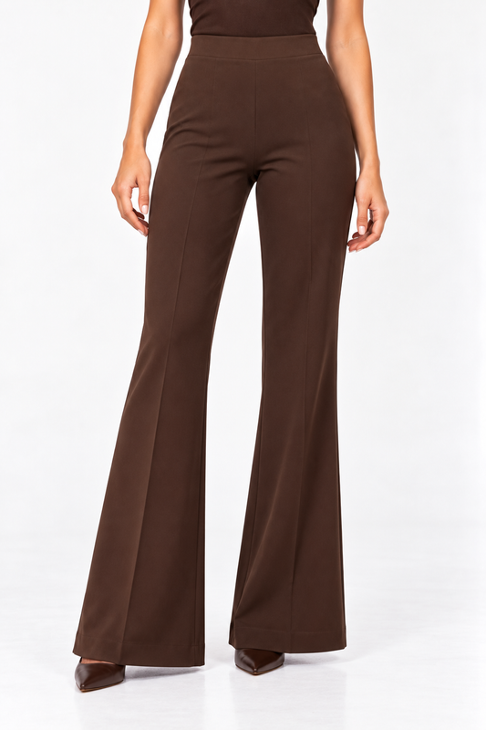 Pantalone donna a zampa in punto Milano color cioccolato indossato, vista frontale della vita alta e della gamba svasata