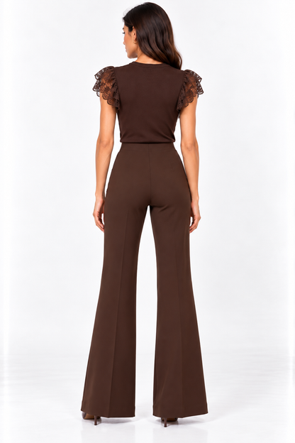 Pantalone donna a zampa in punto milano color cioccolato indossato, vista posteriore della vita alta e delle gambe svasate
