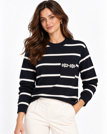 Maglia donna 458 nera a righe chiare, indossata frontalmente, con girocollo e taschino decorato con applicazioni floreali luminose.