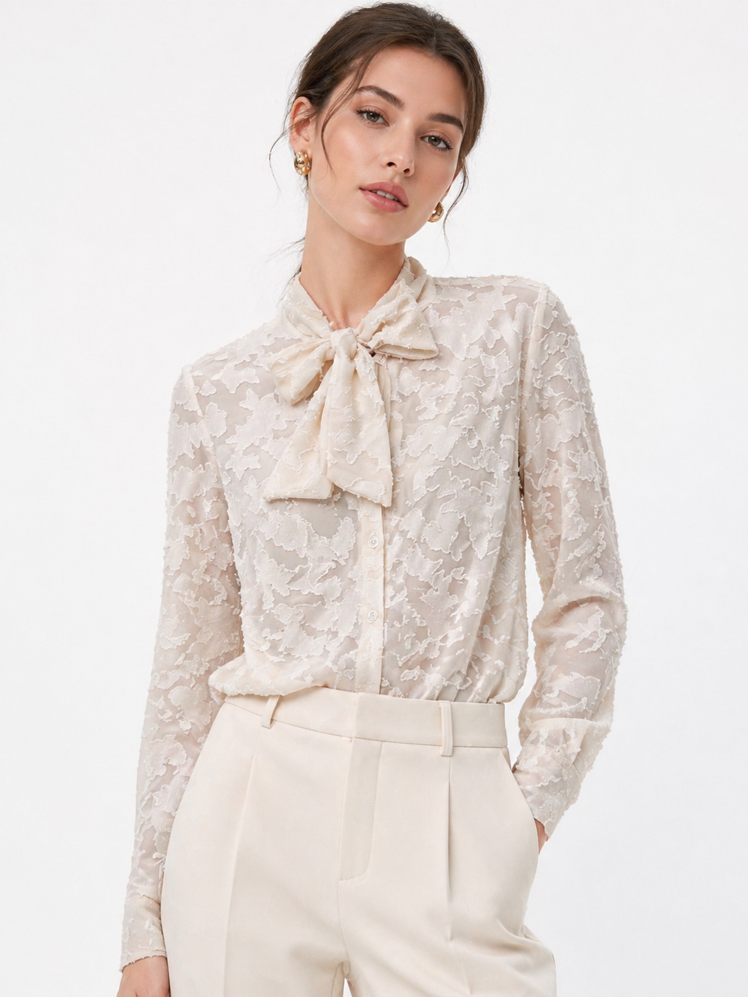 Camicia donna mod. Charlotte colore Beige chiaro – indossata da modella- vista frontale -  taglia unica – Frarò
