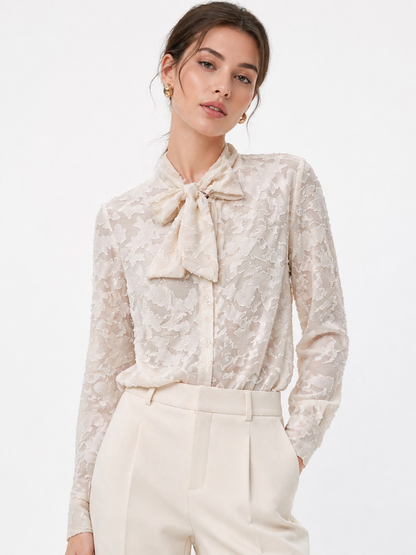 Camicia donna mod. Charlotte colore Beige chiaro – indossata da modella- vista frontale -  taglia unica – Frarò
