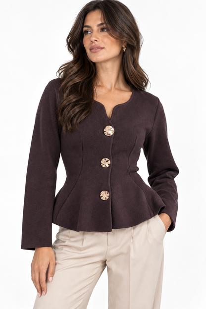 Cardigan donna 872 color cioccolato indossato frontalmente, con maniche lunghe, tre bottoni gioiello, tasche laterali e fondo svasato