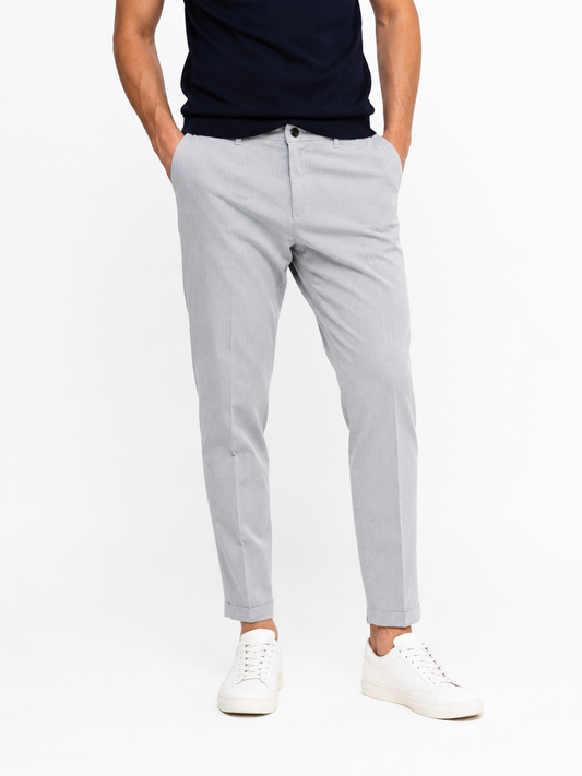 Pantalone uomo tinto in filo colore perla – vista frontale – indossato da modello - Frarò Made in Italy