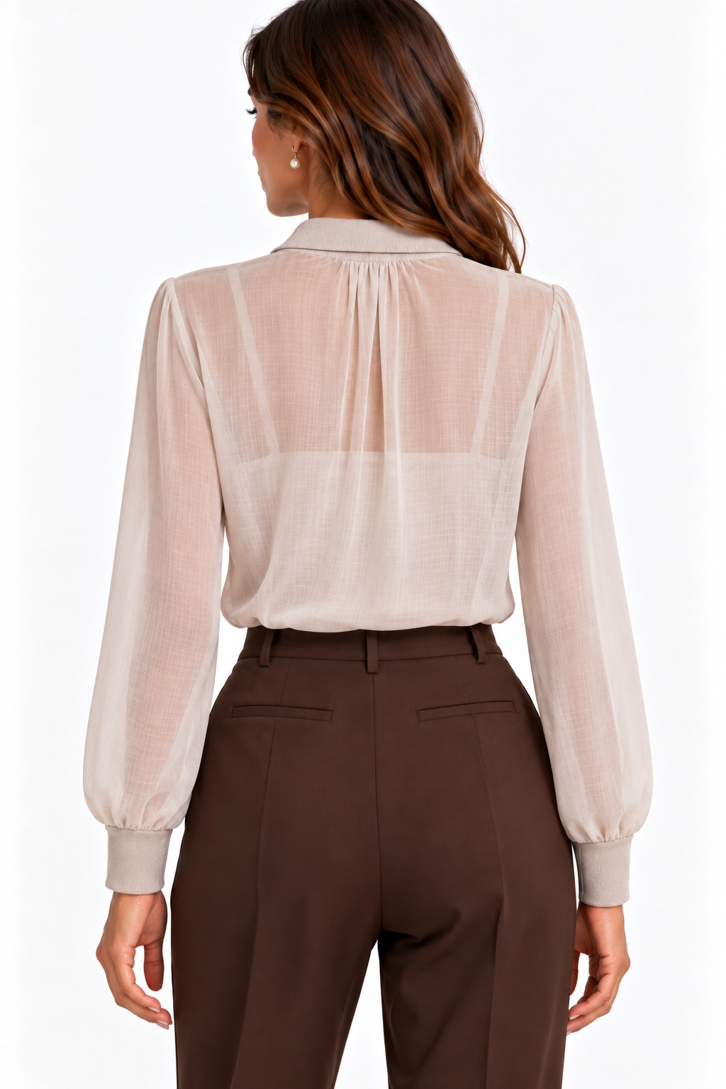 Camicia donna a polo 152 color burro indossata, vista posteriore con piega centrale sotto il colletto e maniche lunghe.
