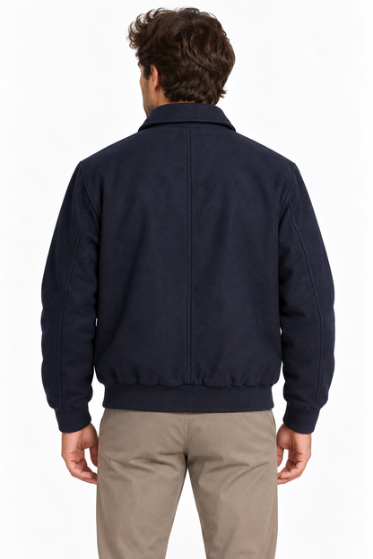 Giacca, cappotto uomo Cohen blu scuro indossata, vista posteriore con cucitura centrale, fondo e polsini a costine.