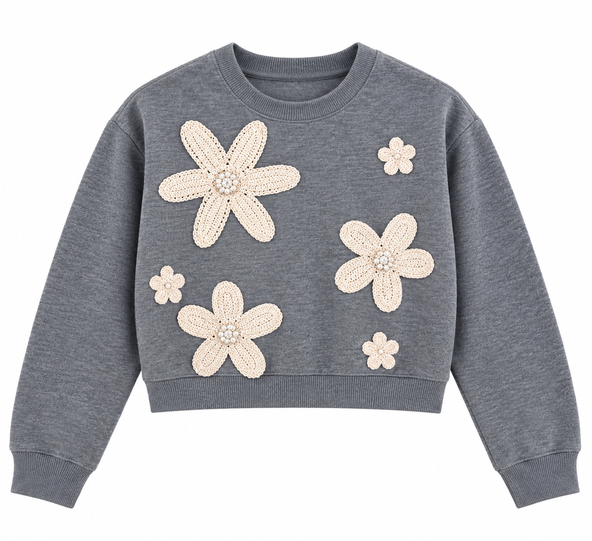 Maglia donna crop grigia 8090 su fondo bianco, con girocollo, maniche lunghe e applicazioni floreali color panna con dettagli perlati sul davanti.