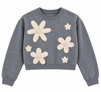 Maglia donna crop grigia 8090 su fondo bianco, con girocollo, maniche lunghe e applicazioni floreali color panna con dettagli perlati sul davanti.