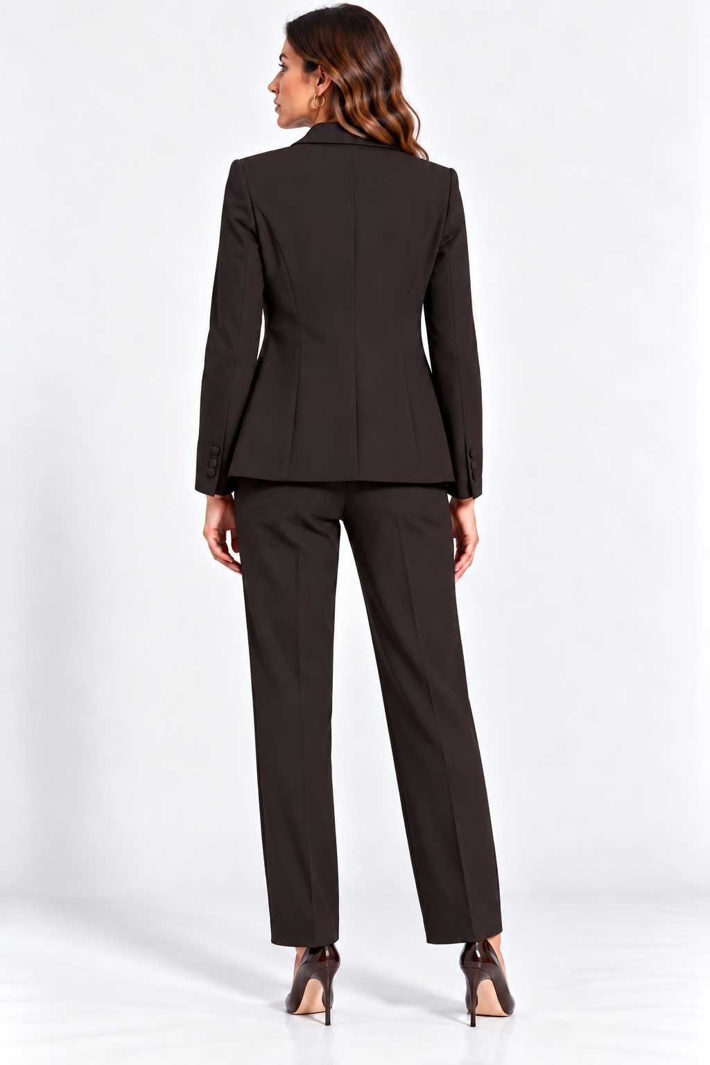 Tailleur donna 549 cioccolato indossato, vista posteriore della giacca avvitata e del pantalone.