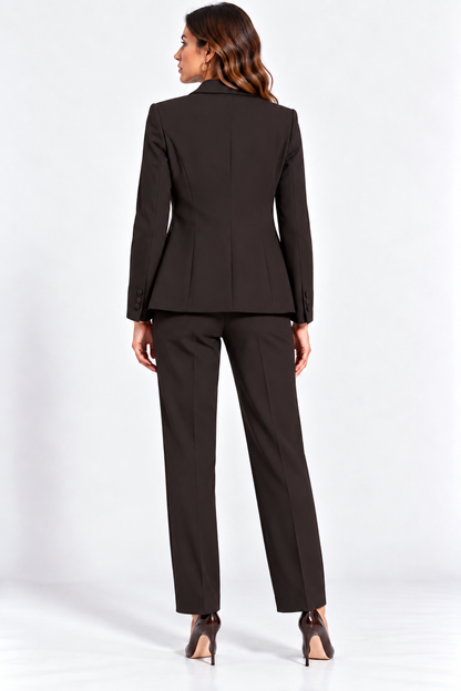 Tailleur donna 549 cioccolato indossato, vista posteriore della giacca avvitata e del pantalone.