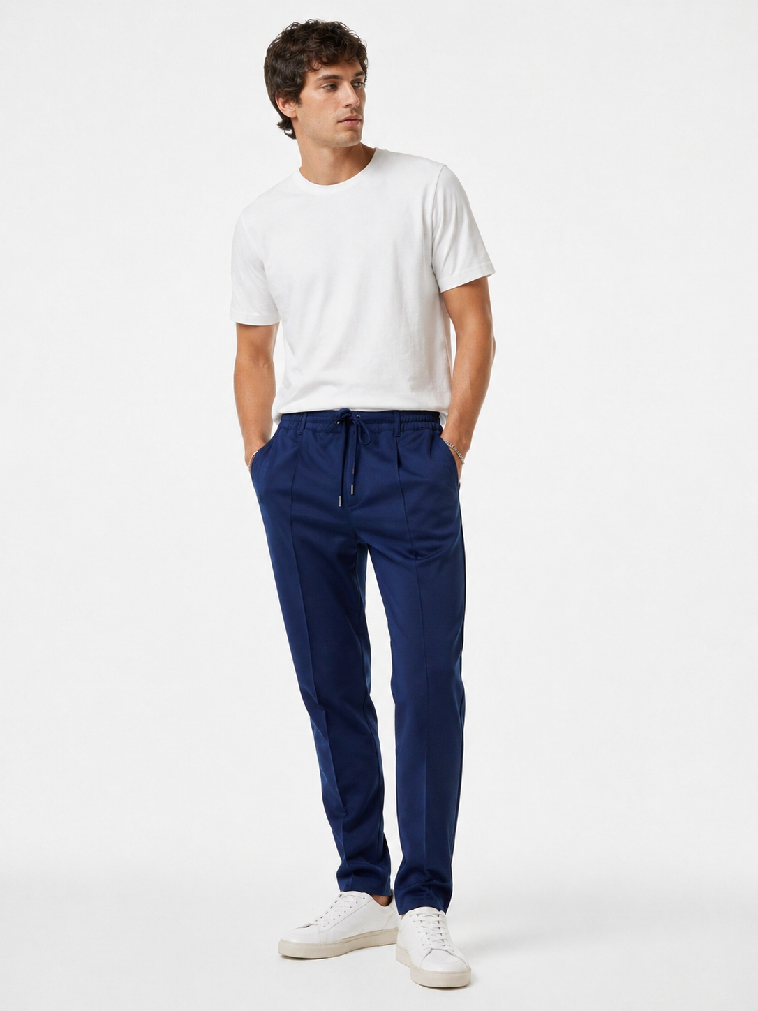 pantalone Uomo punto milano blu - indossato da modello total look - abbinato a t-shirt in bianco